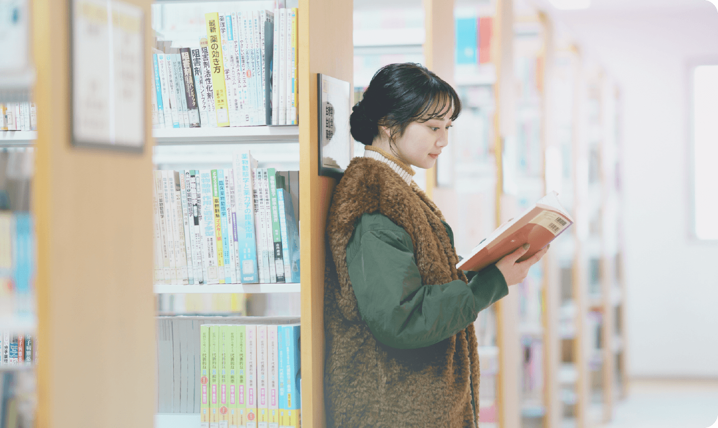 図書館で本を読む生徒