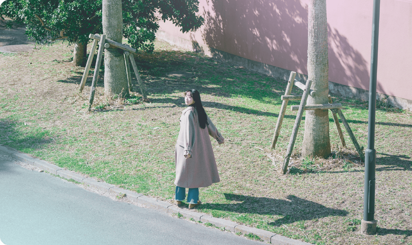 園内を散策する生徒