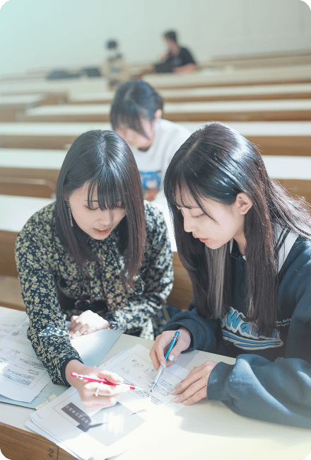 一緒に勉強する生徒