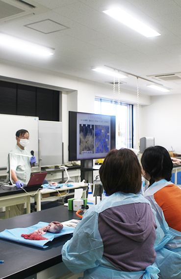 施設案内の様子